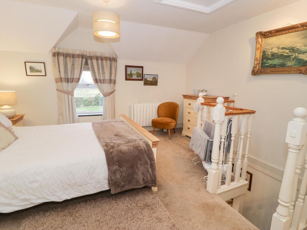 Bwthyn Ger Afon Riverplace Cottage 블레노페스티니오그 외부 사진